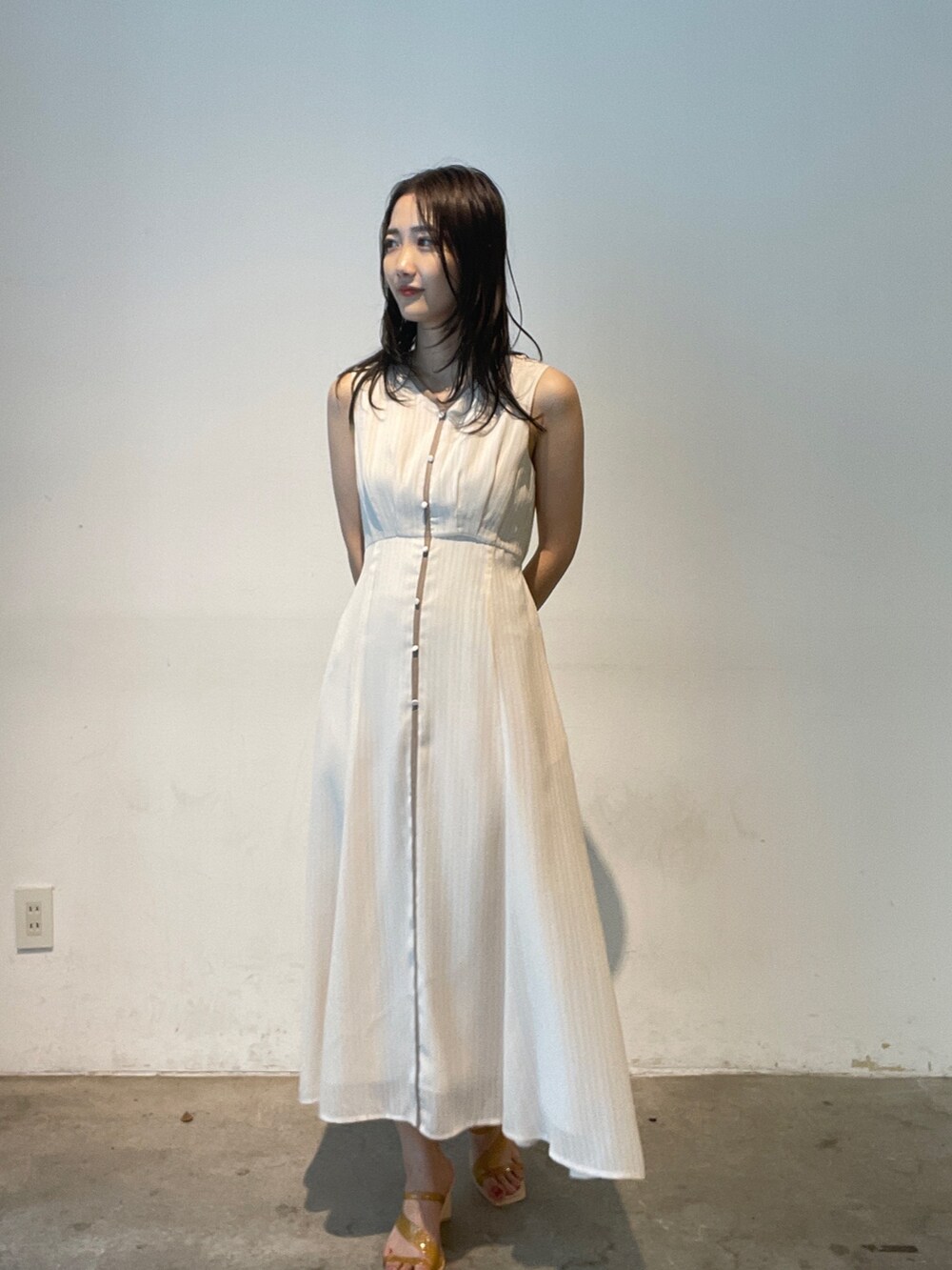 イエロー系のサンダル、ブルー系のテーラードジャケット、ホワイト系のワンピースを着用したレディースの夏コーディネートの8枚目の写真