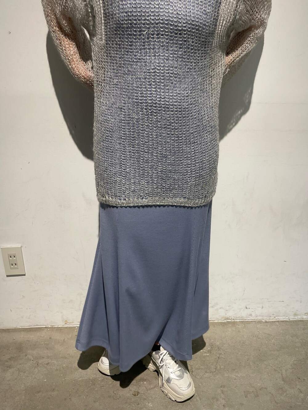 ホワイト系のスニーカー、ブルー系のニット/セーター、ブルー系のワンピースを着用したレディースの春コーディネートの10枚目の写真