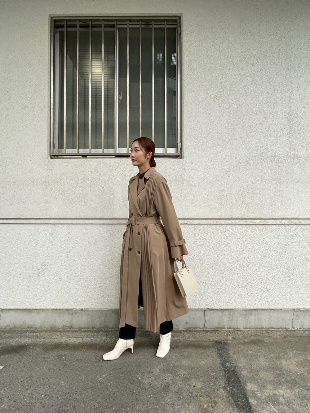 ホワイト系のその他シューズ、ブラウン系のニット/セーター、ベージュ系のその他アウターを着用したレディースの秋コーディネートの7枚目の写真