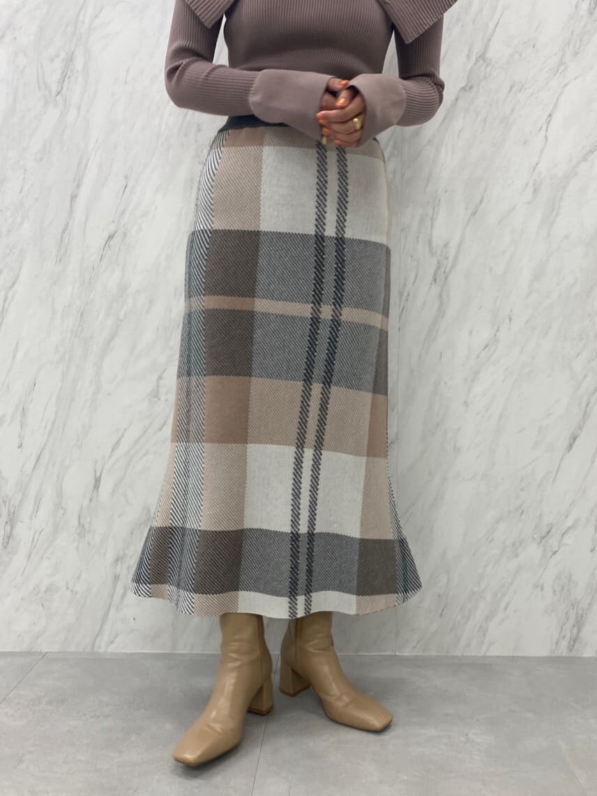 ベージュ系のブーツ、ベージュ系のスカート、ベージュ系のニット/セーターを着用したレディースの夏コーディネートの7枚目の写真