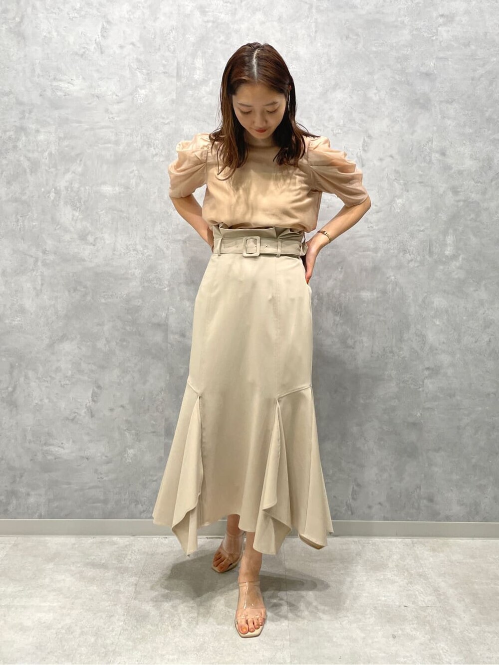 ベージュ系のシャツ/ブラウス、その他のサンダル、ベージュ系のスカートを着用したレディースの春コーディネートの2枚目の写真