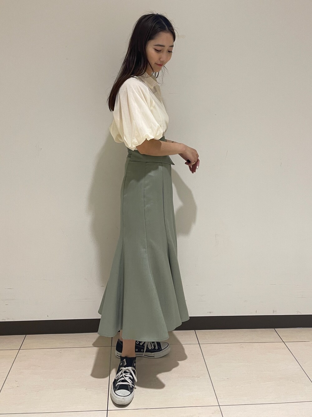 グリーン系のスカート、ホワイト系のシャツ/ブラウスを着用したレディースの春コーディネートの4枚目の写真