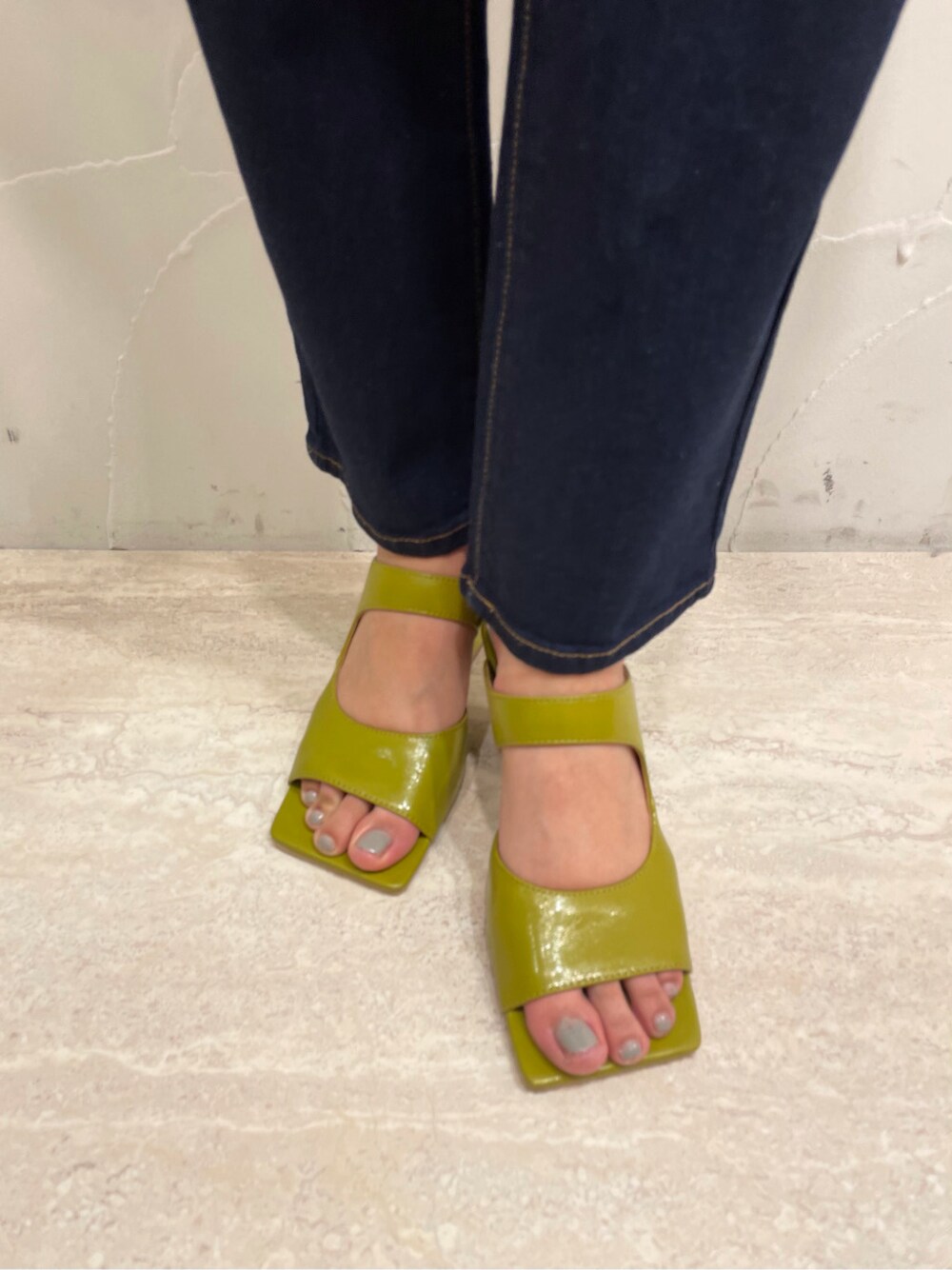 グリーン系のサンダル、ブルー系のデニムパンツ、ホワイト系のシャツ/ブラウスを着用したレディースの春コーディネートの9枚目の写真