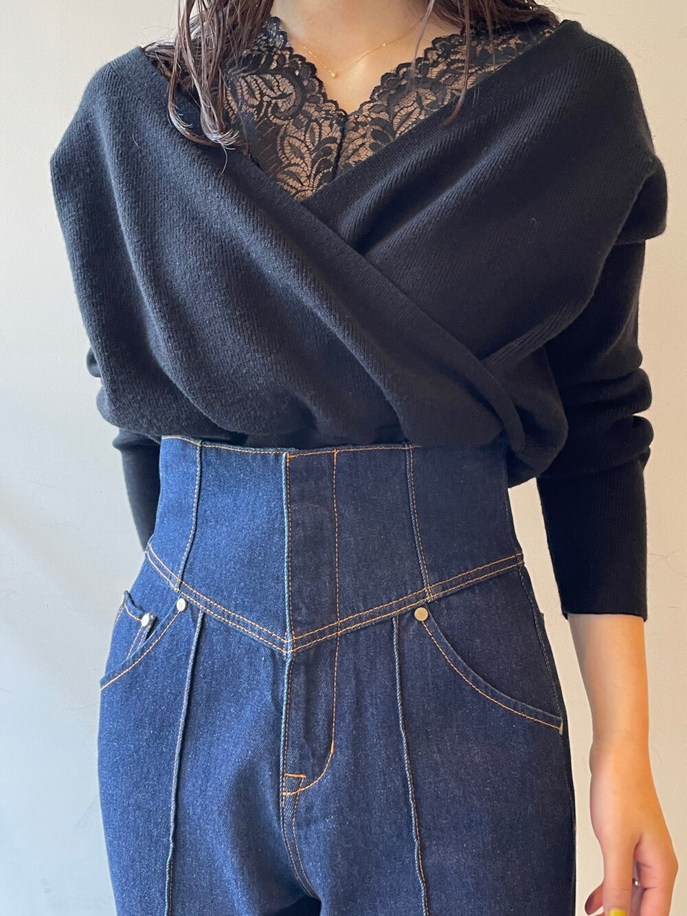 ブラック系のブーツ、ブルー系のデニムパンツ、ブラック系のニット/セーターを着用したレディースの冬コーディネートの7枚目の写真