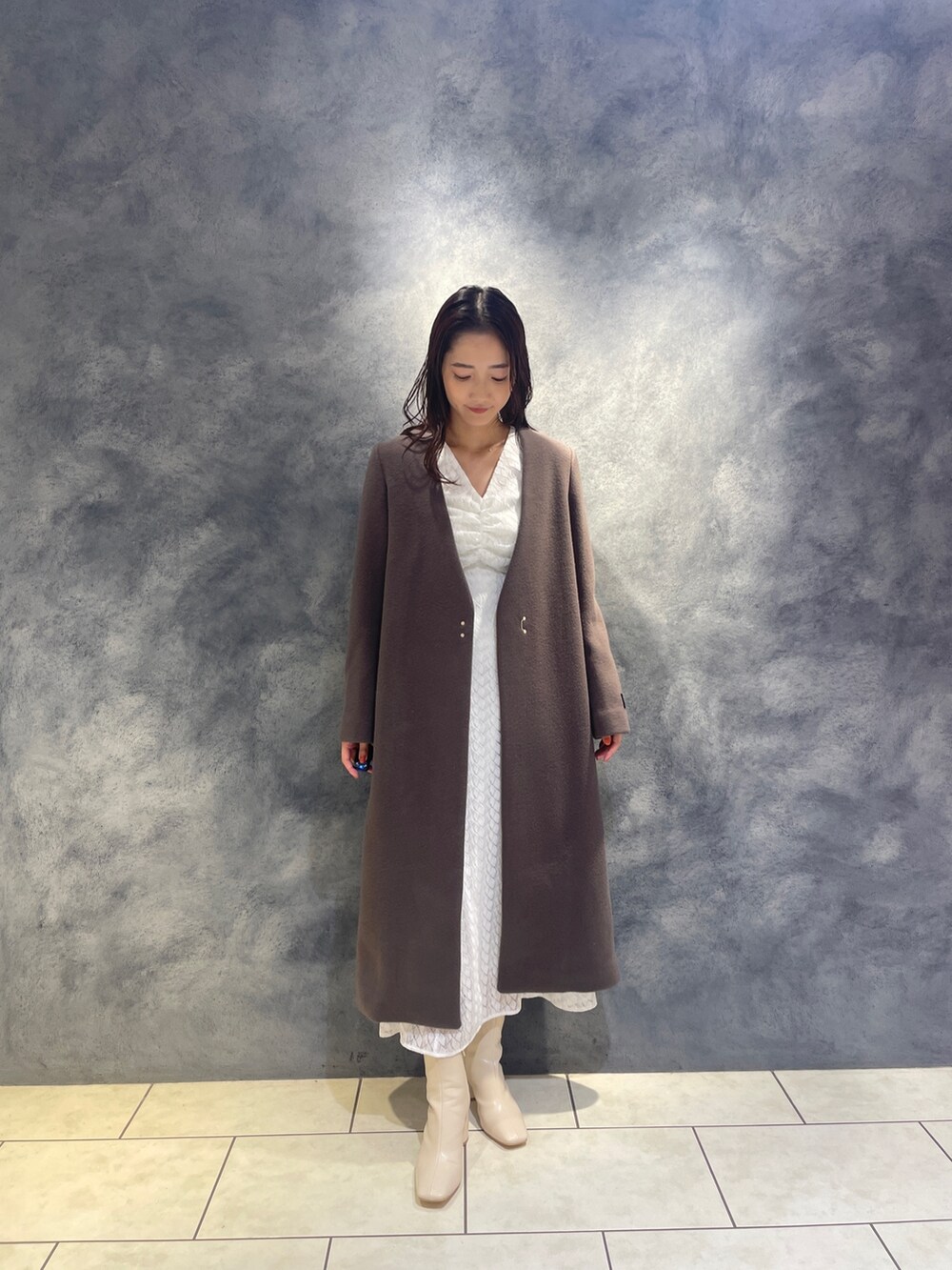 ホワイト系のワンピース、ホワイト系のブーツを着用したレディースの秋コーディネートの7枚目の写真