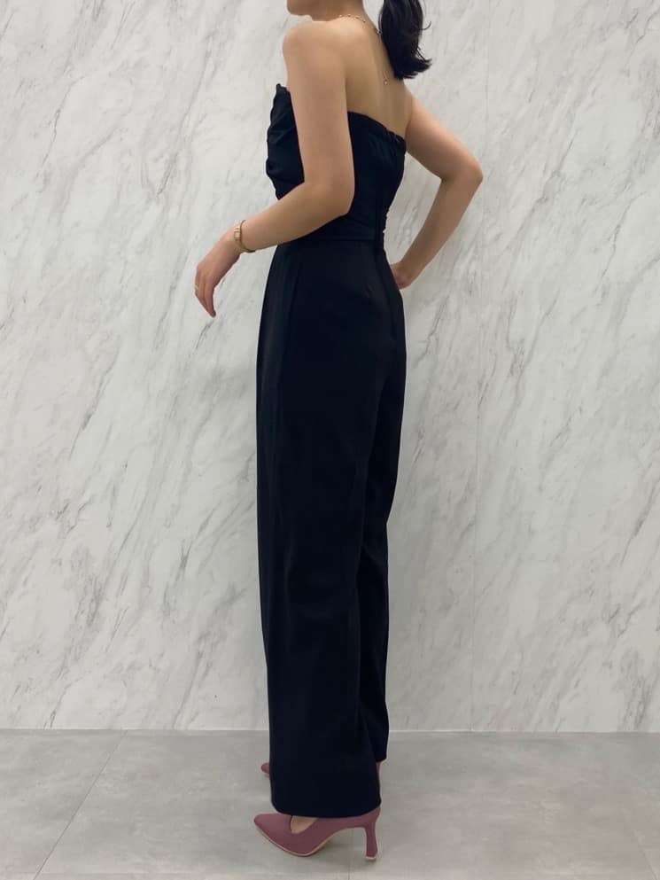 ピンク系のクラッチバッグ、ブラック系のシャツ/ブラウス、ピンク系のパンプスを着用したレディースの夏コーディネートの9枚目の写真