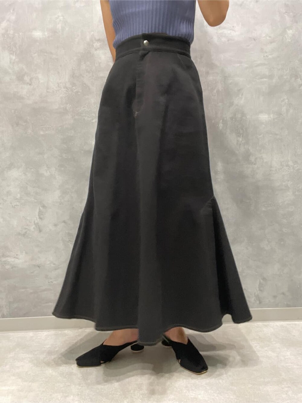 ブラック系のサンダル、ブラック系のスカート、ブルー系のニット/セーターを着用したレディースの夏コーディネートの8枚目の写真