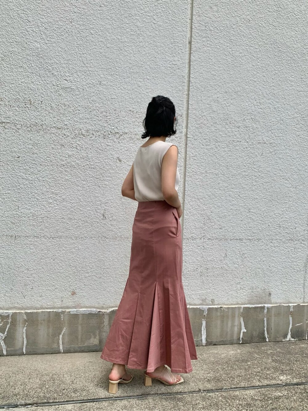 その他のその他シューズ、ホワイト系のニット/セーター、ピンク系のスカートを着用したレディースの夏コーディネートの4枚目の写真