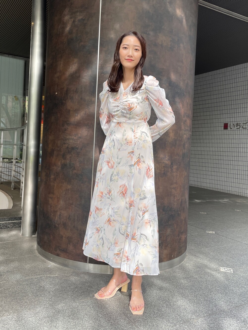 その他のサンダル、ホワイト系のワンピースを着用したレディースの冬コーディネートの4枚目の写真