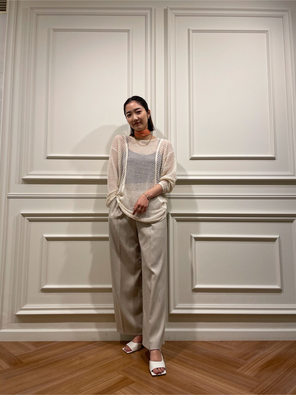 ホワイト系のサンダル、ホワイト系のニット/セーター、グレー系のその他パンツを着用したレディースの春コーディネートの2枚目の写真