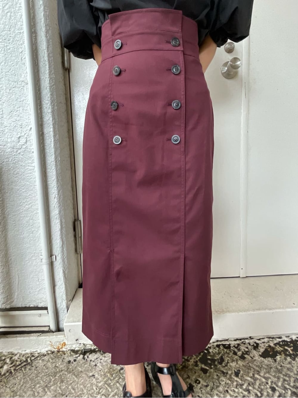 ブラック系のシャツ/ブラウス、レッド系のスカートを着用したレディースの夏コーディネートの7枚目の写真