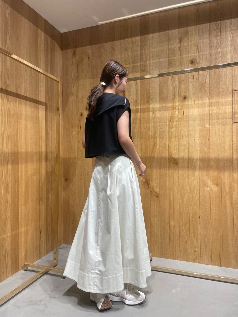 ブラック系のTシャツ/カットソー、ホワイト系のスカートを着用したレディースの夏コーディネートの4枚目の写真
