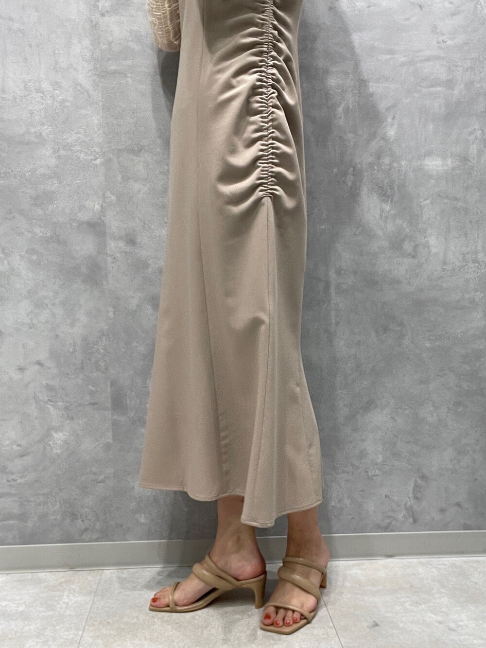 ベージュ系のサンダル、ホワイト系のTシャツ/カットソー、ベージュ系のワンピースを着用したレディースの春コーディネートの7枚目の写真