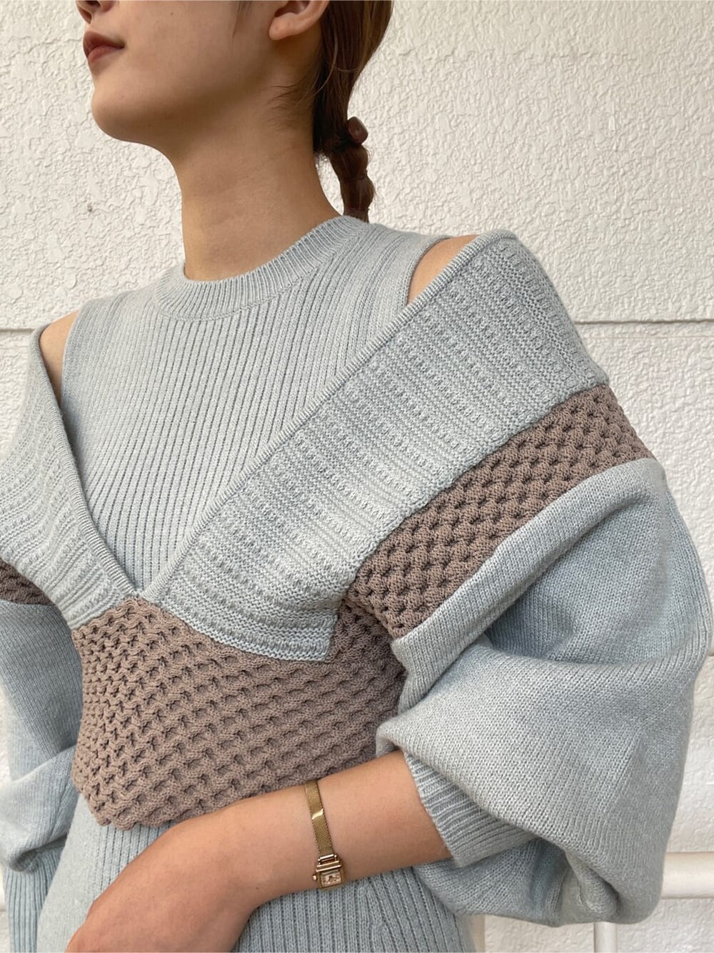 ブラック系のその他シューズ、ブルー系のワンピースを着用したレディースの冬コーディネートの6枚目の写真