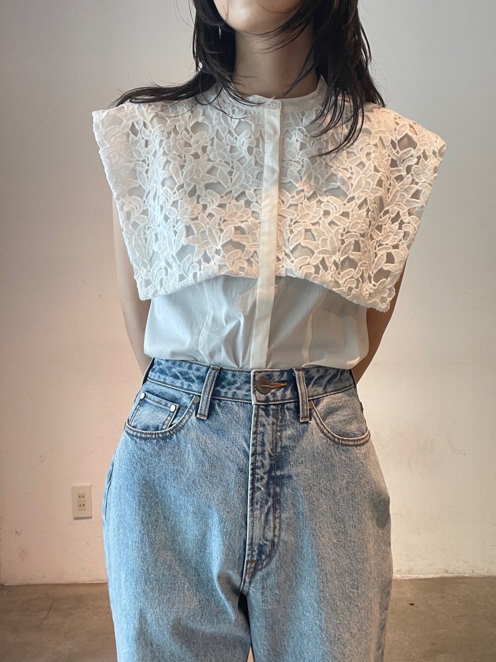 ホワイト系のシャツ/ブラウス、ブルー系のデニムパンツ、イエロー系のサンダルを着用したレディースの夏コーディネートの6枚目の写真