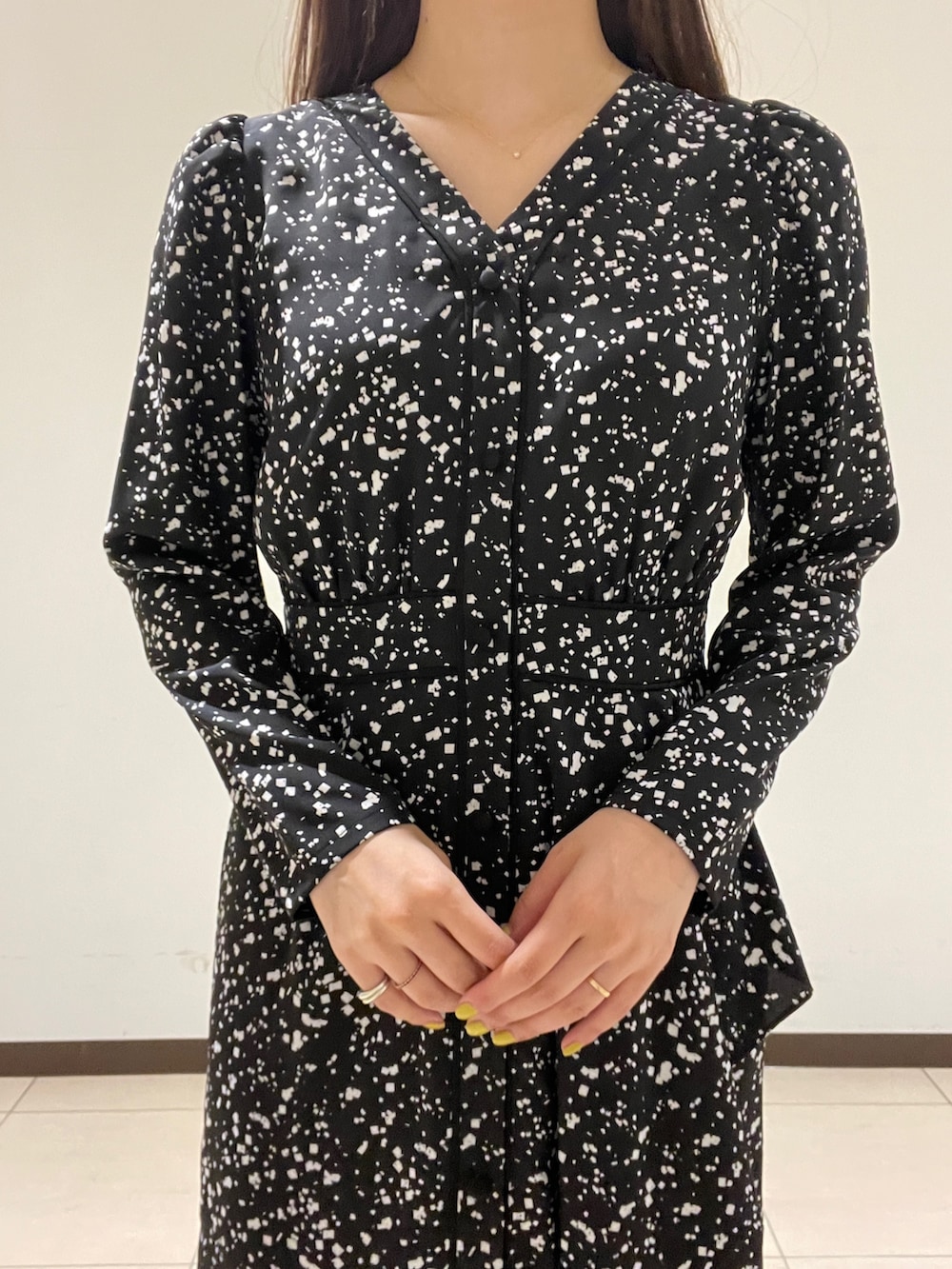 ブラック系のサンダル、ブラック系のワンピースを着用したレディースの春コーディネートの6枚目の写真