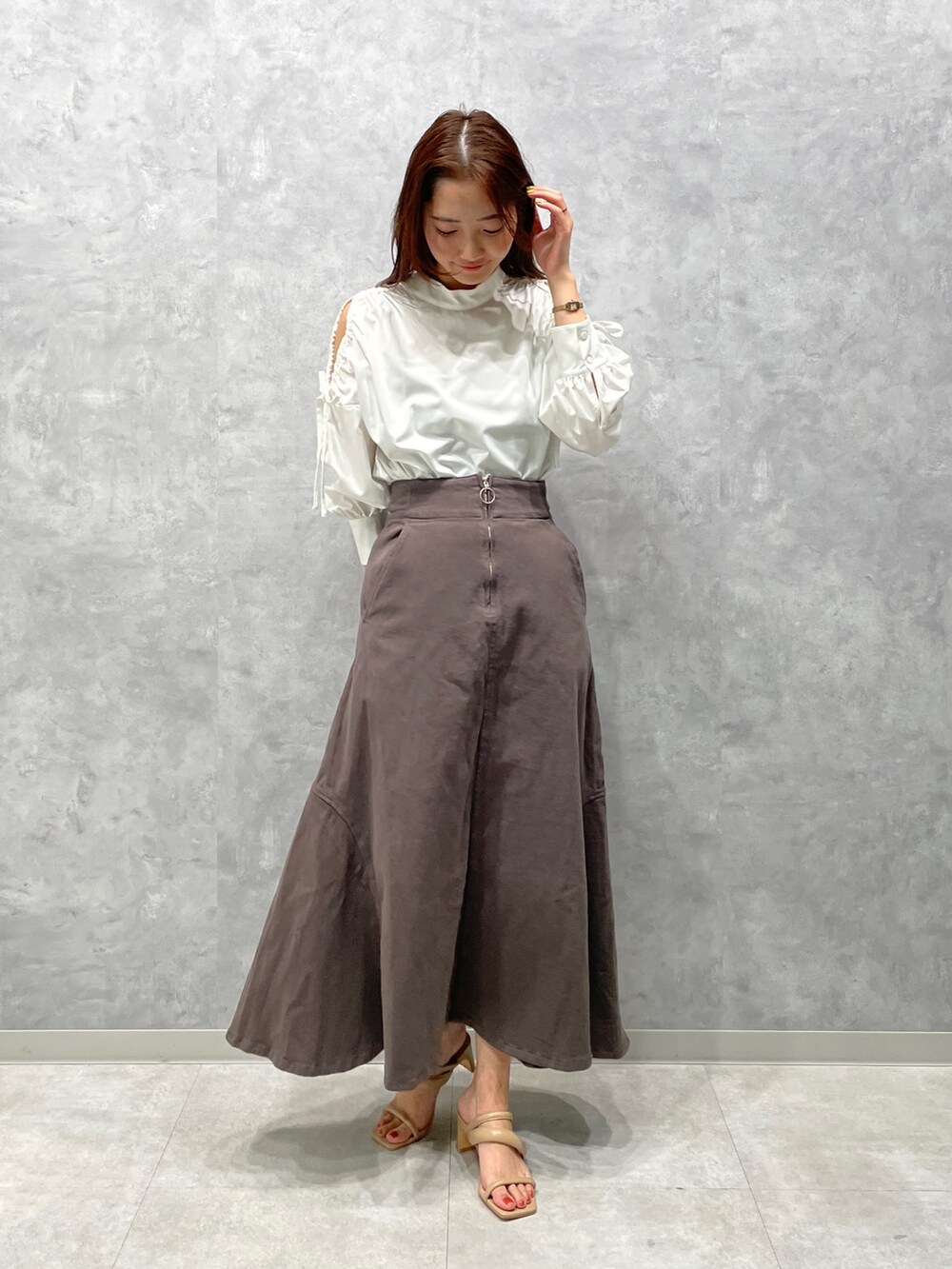 ベージュ系のサンダル、グレー系のスカート、グレー系のテーラードジャケットを着用したレディースの春コーディネートの4枚目の写真