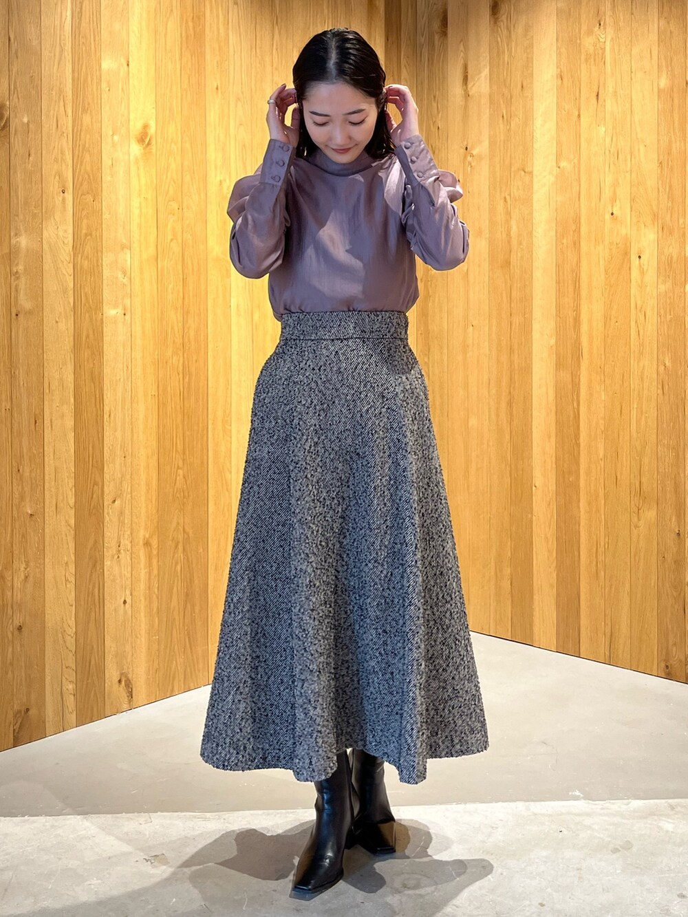 ベージュ系のシャツ/ブラウス、ブラック系のスカート、ブラック系のブーツを着用したレディースの冬コーディネートの2枚目の写真