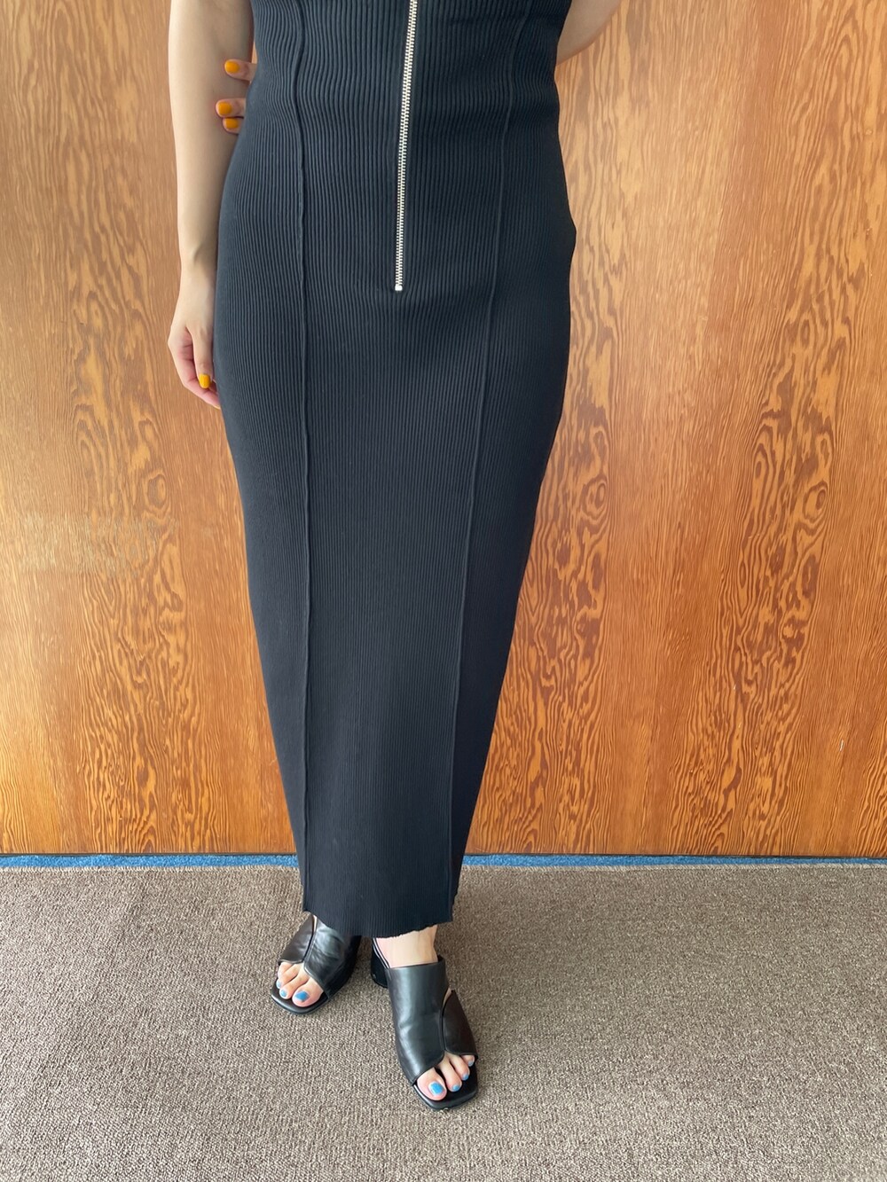 ブラック系のサンダル、ブラック系のワンピース、ホワイト系のニット/セーターを着用したレディースの夏コーディネートの4枚目の写真