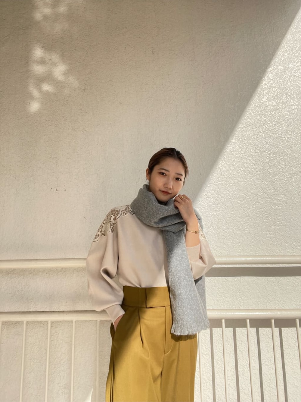 ブラック系のその他シューズ、グリーン系のその他パンツ、ホワイト系のニット/セーターを着用したレディースの冬コーディネートの10枚目の写真