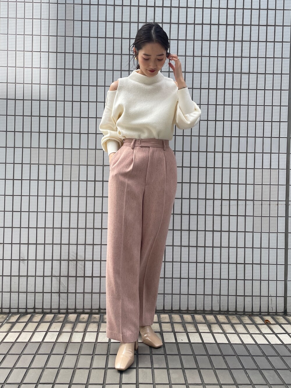 「LAGUNAMOONのカラーツイードタックパンツ（その他パンツ、ピンク系）」を使った、久保田さん（レディース・162cm）の秋コーディネートの5枚目の写真