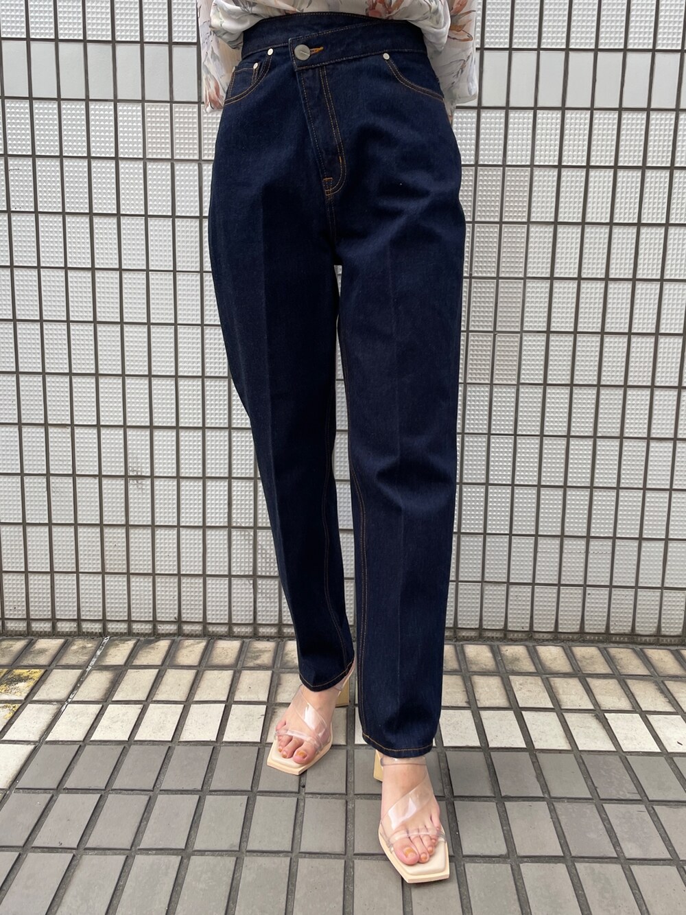 その他のサンダル、ホワイト系のシャツ/ブラウス、ブルー系のデニムパンツを着用したレディースの冬コーディネートの8枚目の写真