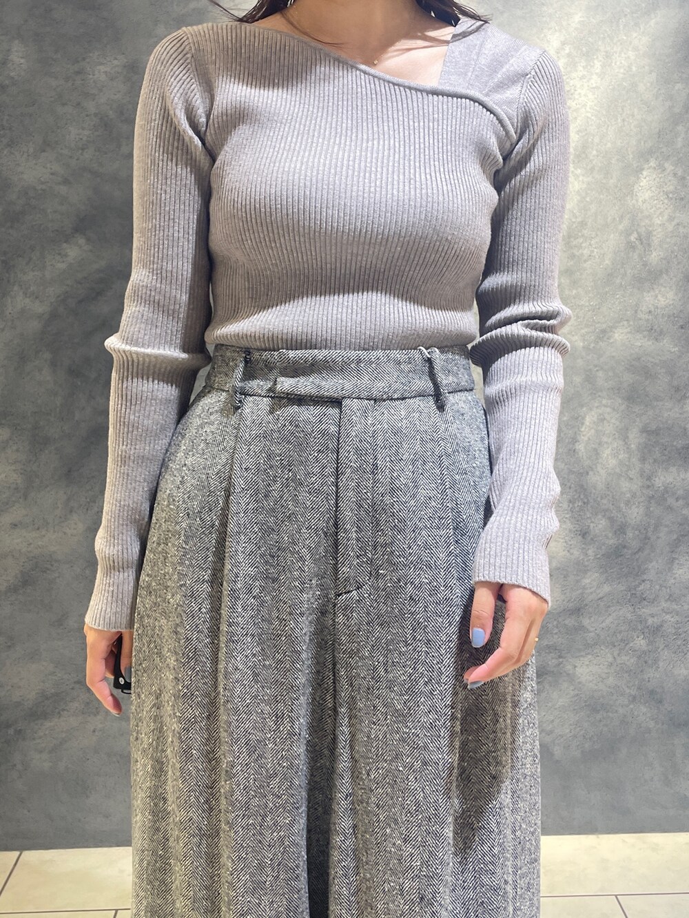 ホワイト系のノーカラーコート、グレー系のニット/セーター、ブラック系のその他パンツを着用したレディースの秋コーディネートの9枚目の写真