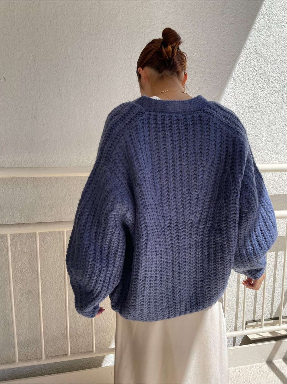 ホワイト系のスカート、ベージュ系のその他シューズ、ホワイト系のTシャツ/カットソーを着用したレディースの秋コーディネートの6枚目の写真