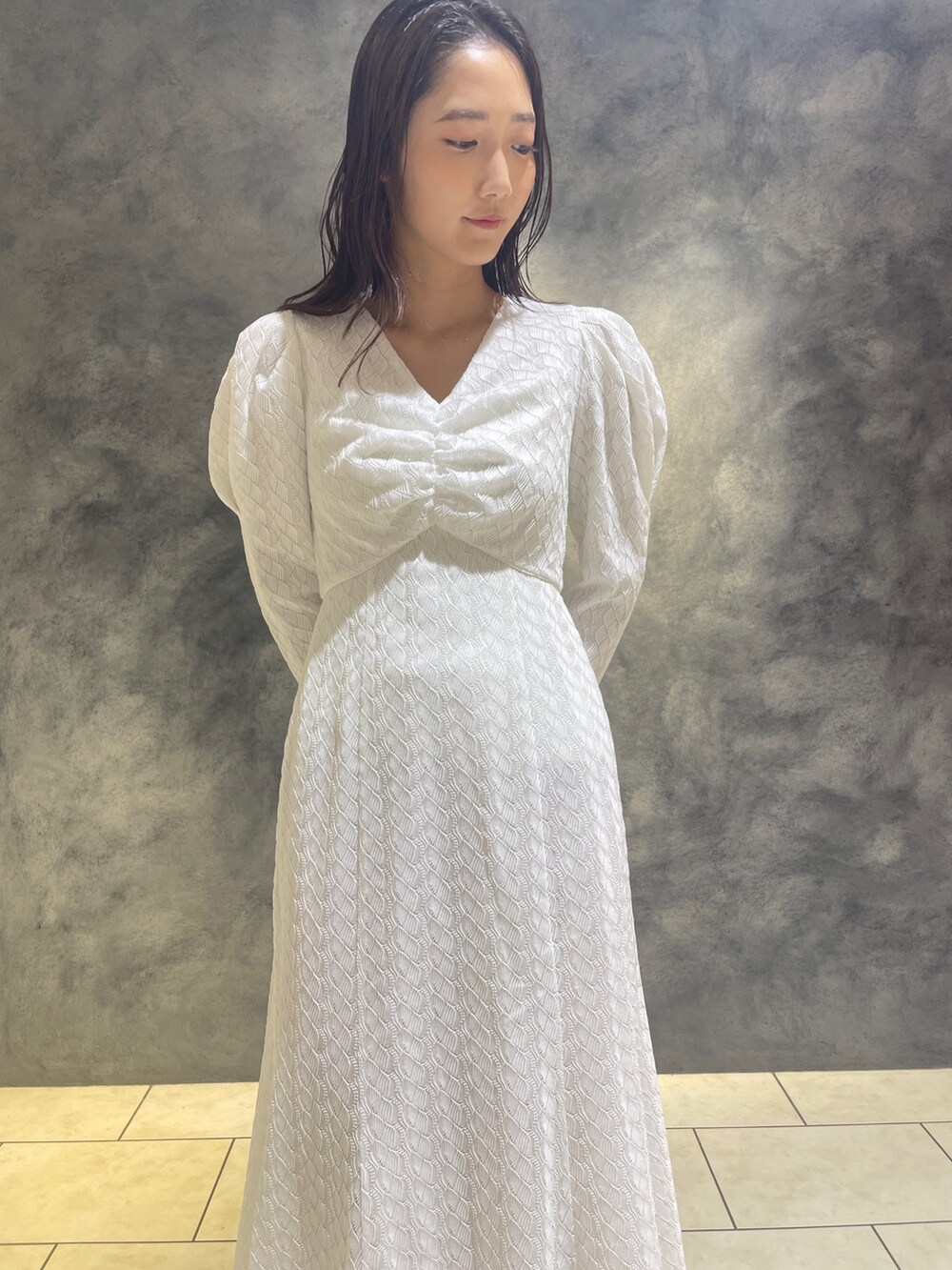 ホワイト系のワンピース、ホワイト系のブーツを着用したレディースの秋コーディネートの6枚目の写真