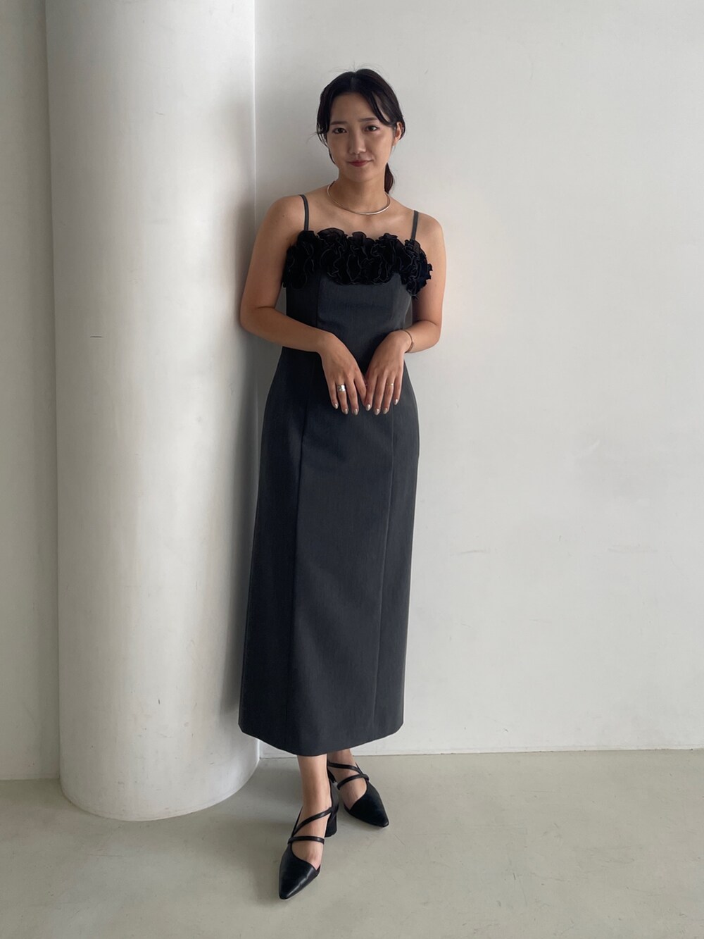 グレー系のドレス、ブラック系のパンプスを着用したレディースの秋コーディネートの2枚目の写真