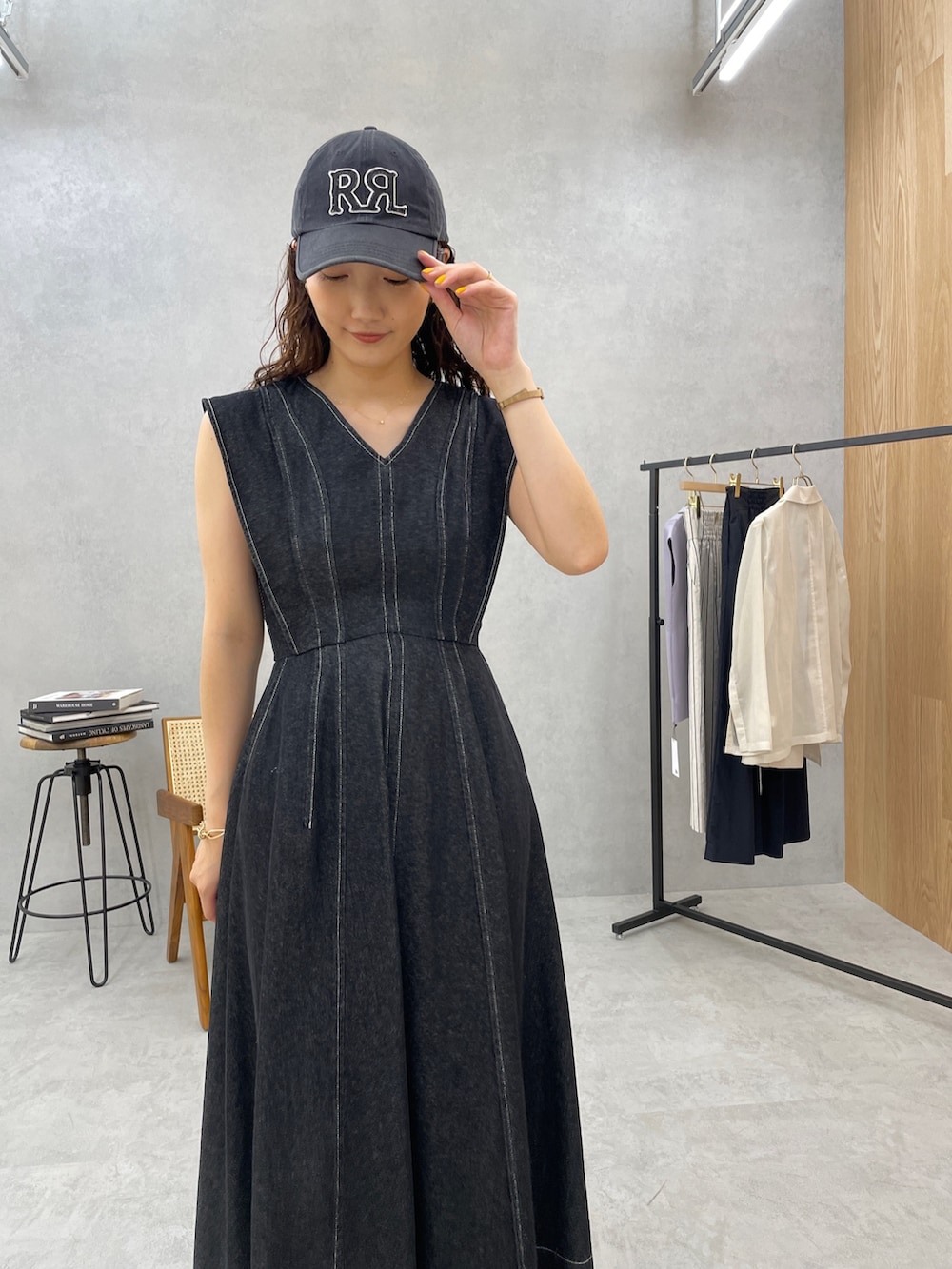 ブラック系のサンダル、ブラック系のワンピースを着用したレディースの春コーディネートの8枚目の写真