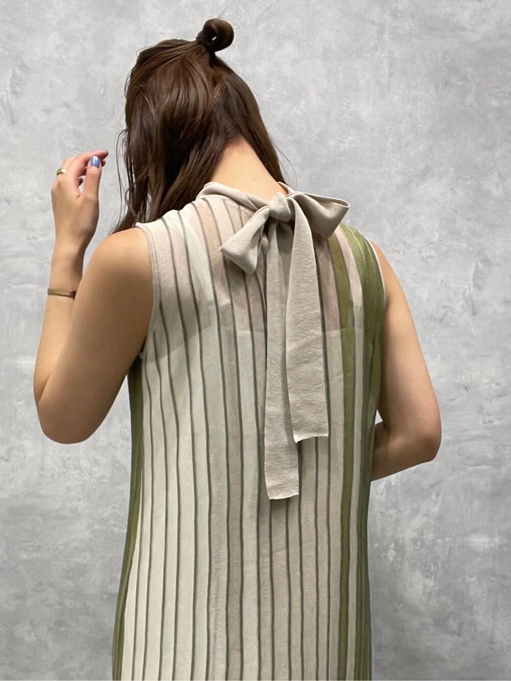 グリーン系のワンピース、ベージュ系のサンダルを着用したレディースの夏コーディネートの6枚目の写真