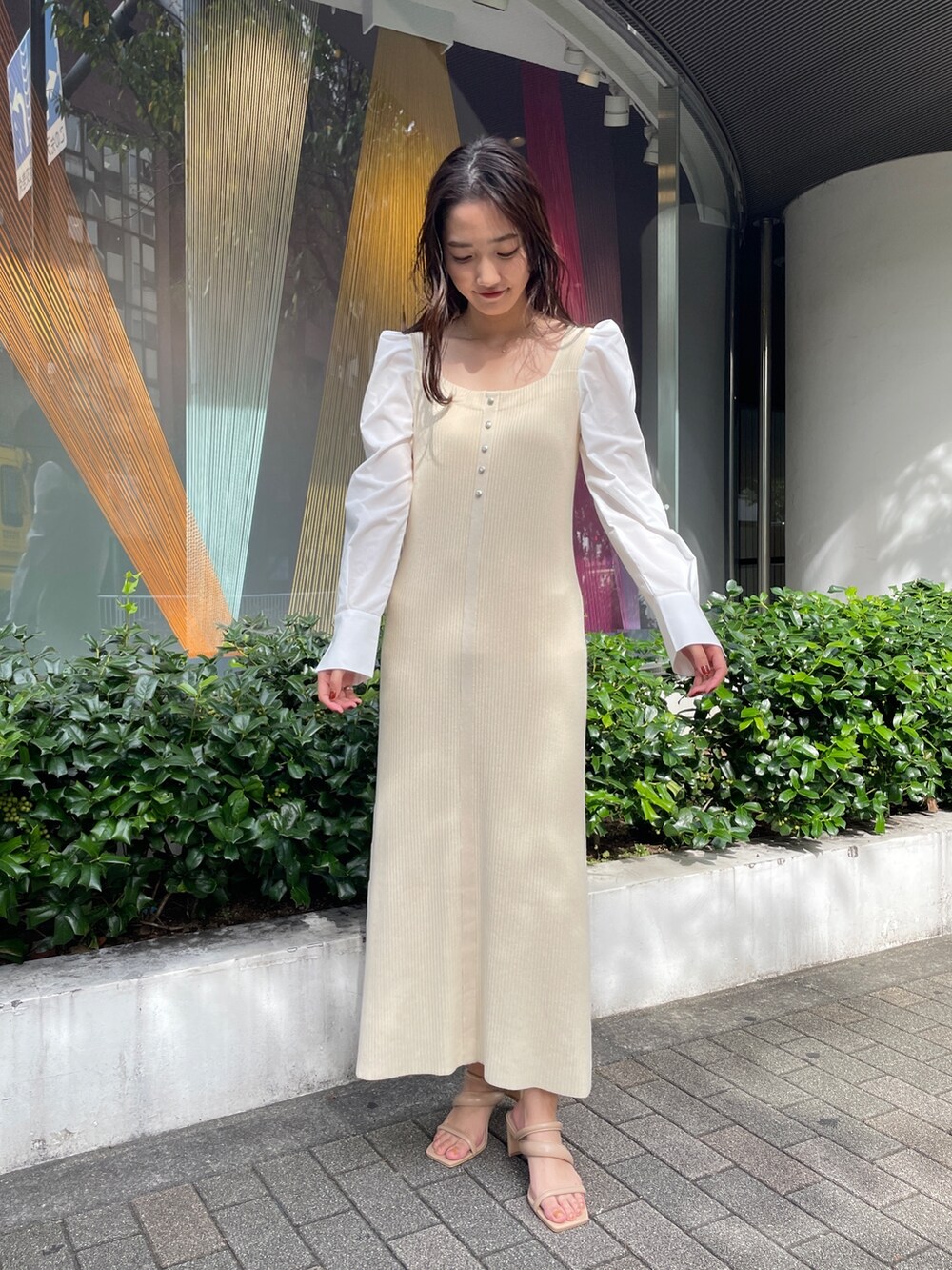 ホワイト系のワンピース、ベージュ系のサンダルを着用したレディースの冬コーディネートの4枚目の写真