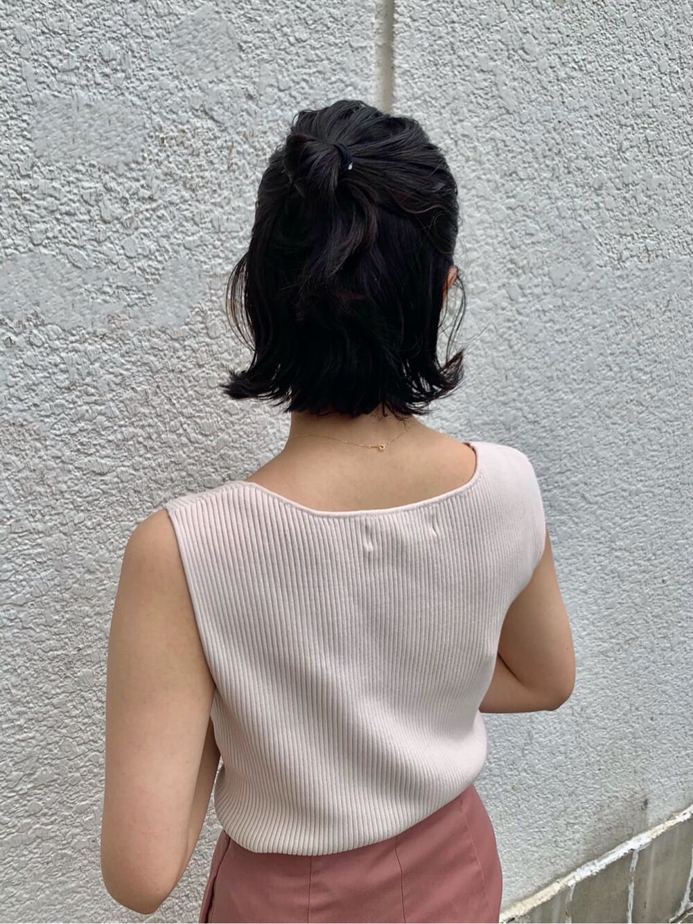 その他のその他シューズ、ホワイト系のニット/セーター、ピンク系のスカートを着用したレディースの夏コーディネートの6枚目の写真