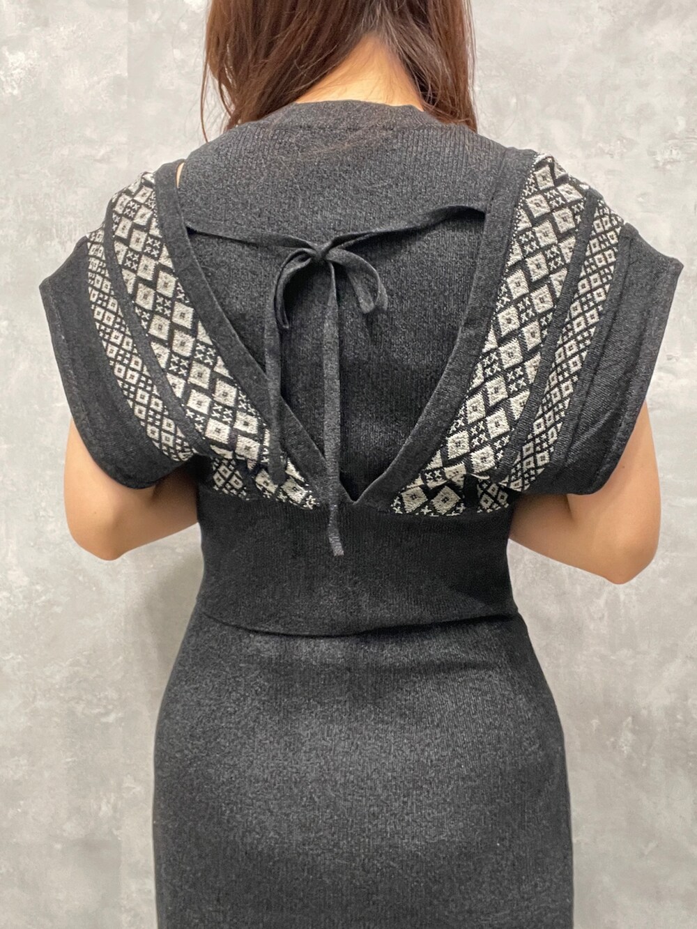 ベージュ系のサンダル、ブラック系のワンピースを着用したレディースの春コーディネートの7枚目の写真