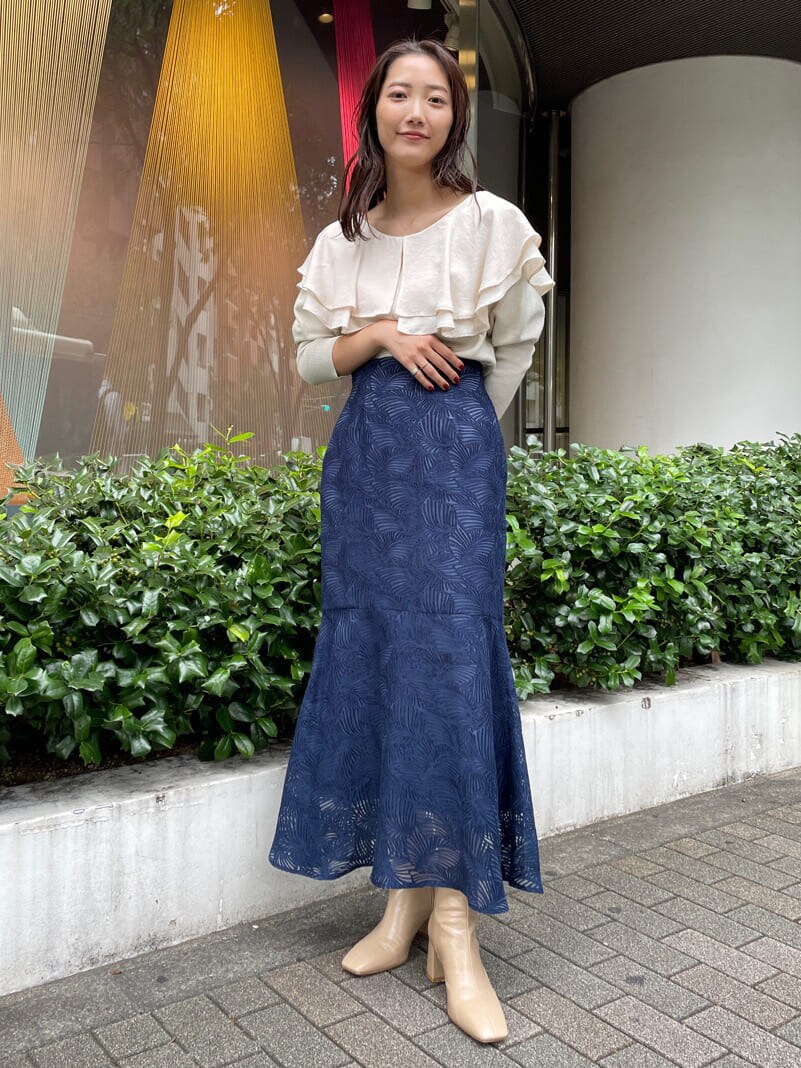 ブルー系のトレンチコート、ブルー系のトレンチコート、ベージュ系のブーツを着用したレディースの秋コーディネートの4枚目の写真