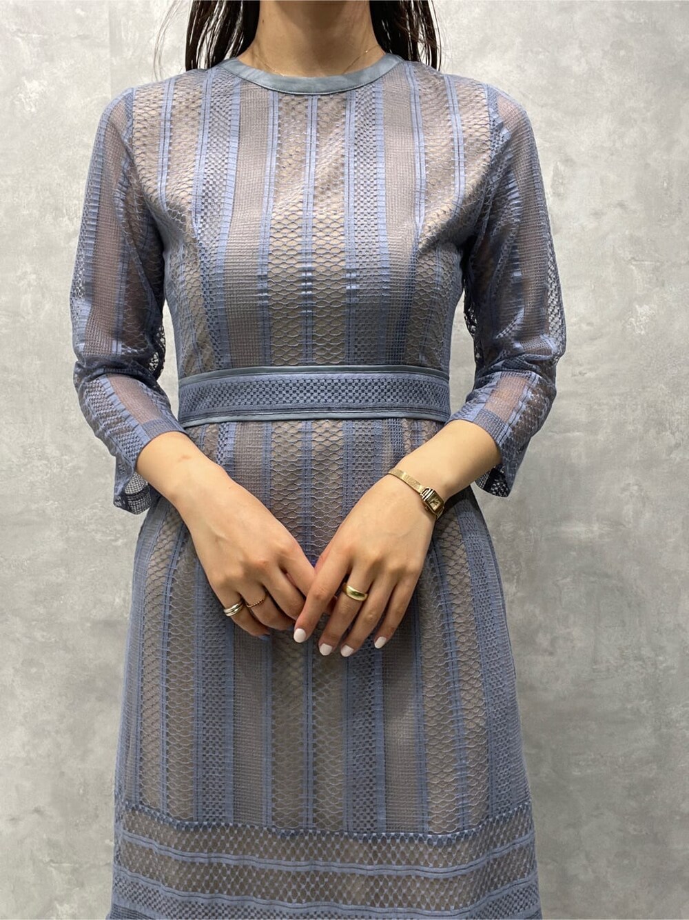 ゴールド系のパンプス、ゴールド系のクラッチバッグ、ブルー系のドレスを着用したレディースの夏コーディネートの7枚目の写真