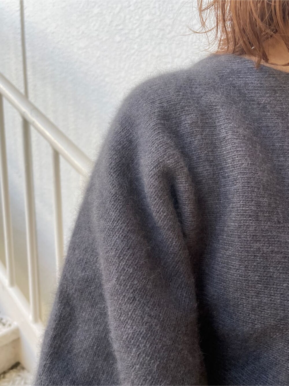 ホワイト系のその他シューズ、グレー系のワンピースを着用したレディースの冬コーディネートの7枚目の写真