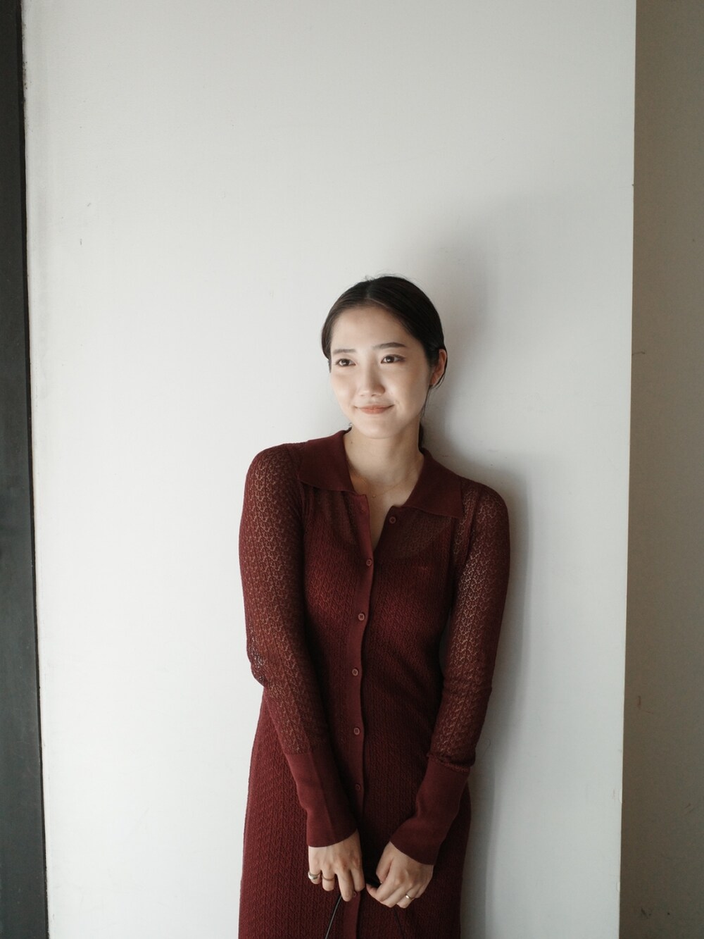 パープル系のワンピース、ブラック系のブーツ、ブラック系のショルダーバッグを着用したレディースの夏コーディネートの7枚目の写真