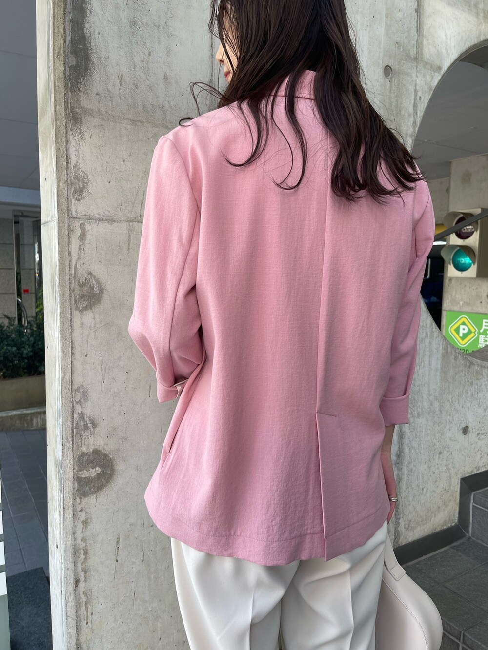 ホワイト系のその他パンツ、ピンク系のテーラードジャケット、ホワイト系のニット/セーターを着用したレディースの冬コーディネートの6枚目の写真