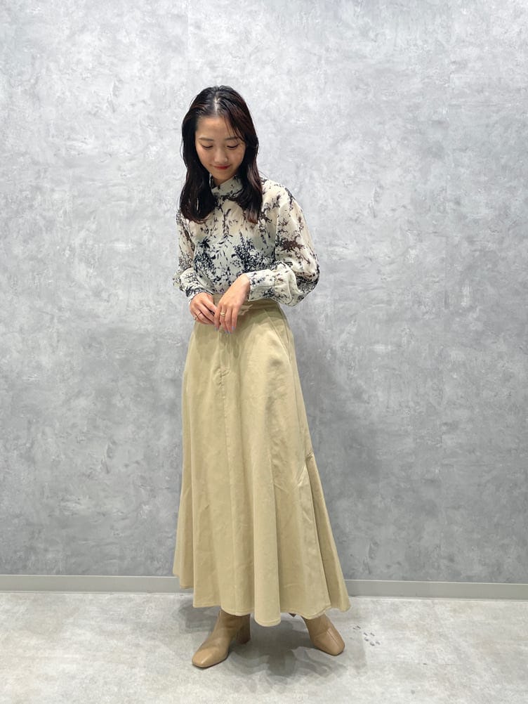 ベージュ系のスカート、グレー系のシャツ/ブラウス、ベージュ系のブーツを着用したレディースの夏コーディネートの4枚目の写真