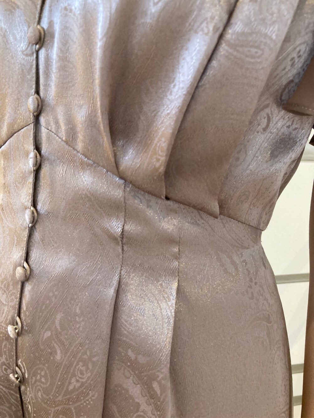 その他のパンプス、ベージュ系のパンツドレス、ホワイト系のネックレスを着用したレディースの冬コーディネートの5枚目の写真