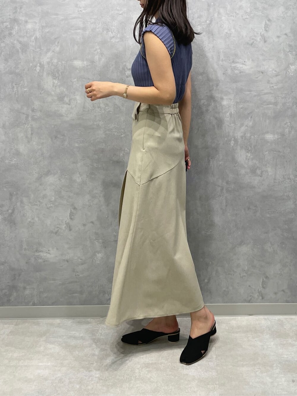 ブラック系のサンダル、ホワイト系のスカート、ブルー系のニット/セーターを着用したレディースの夏コーディネートの3枚目の写真