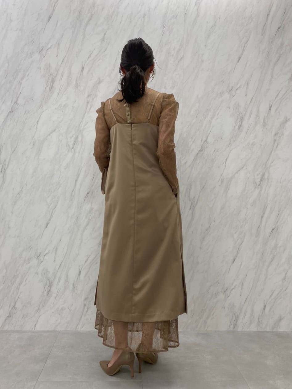 ゴールド系のパンプス、ゴールド系のクラッチバッグ、ベージュ系のドレスを着用したレディースの夏コーディネートの9枚目の写真