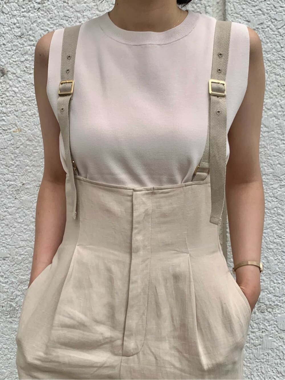 ブラウン系のサンダル、ホワイト系のニット/セーター、ベージュ系のその他パンツを着用したレディースの夏コーディネートの2枚目の写真