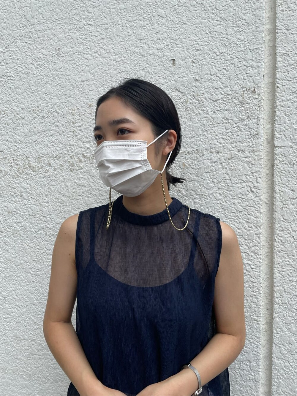 ホワイト系のその他パンツ、ブルー系のシャツ/ブラウス、ゴールド系のネックレスを着用したレディースの夏コーディネートの7枚目の写真