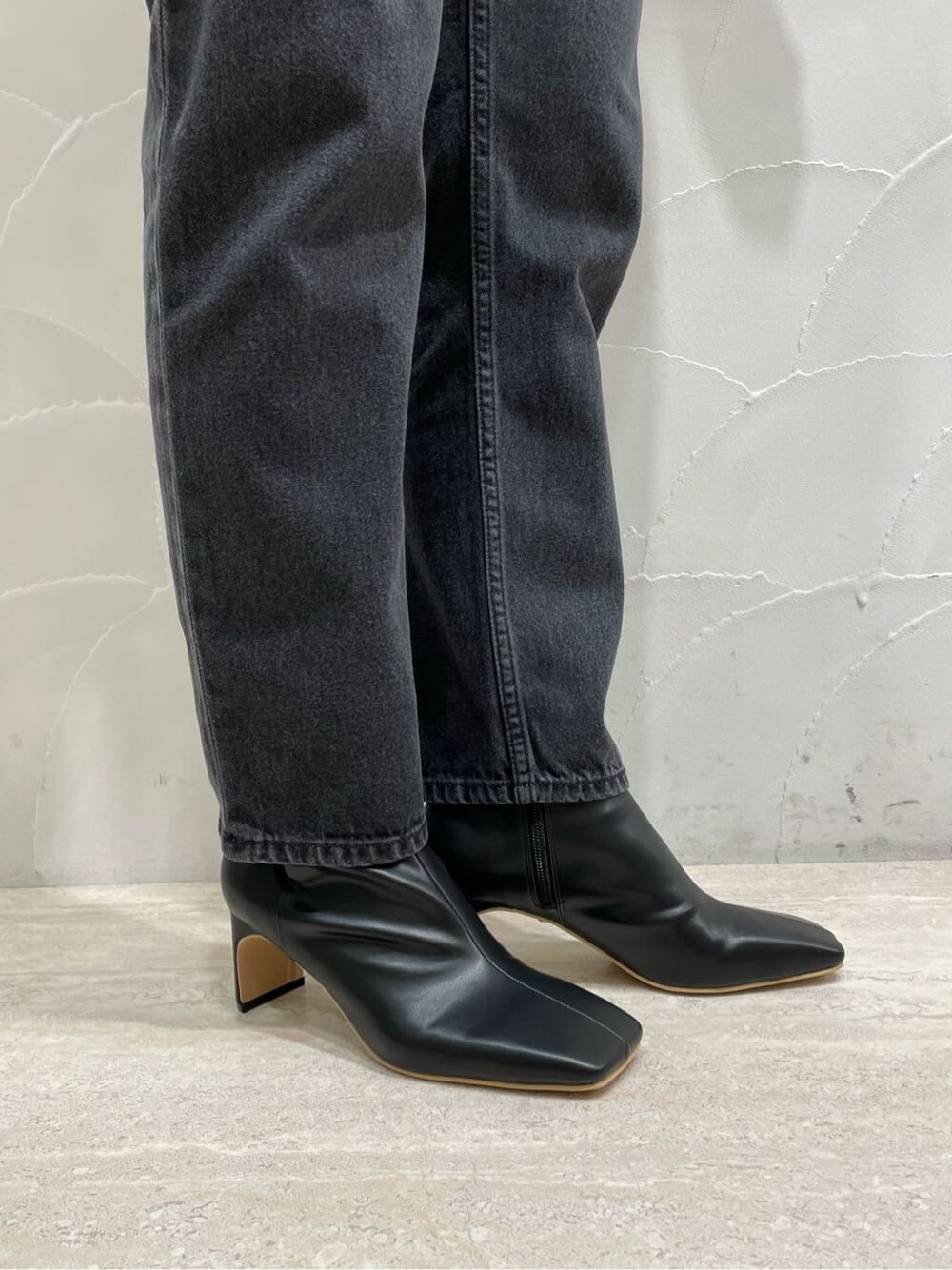 ベージュ系のシャツ/ブラウス、ブラック系のデニムジャケット、ブラック系のその他シューズを着用したレディースの夏コーディネートの9枚目の写真