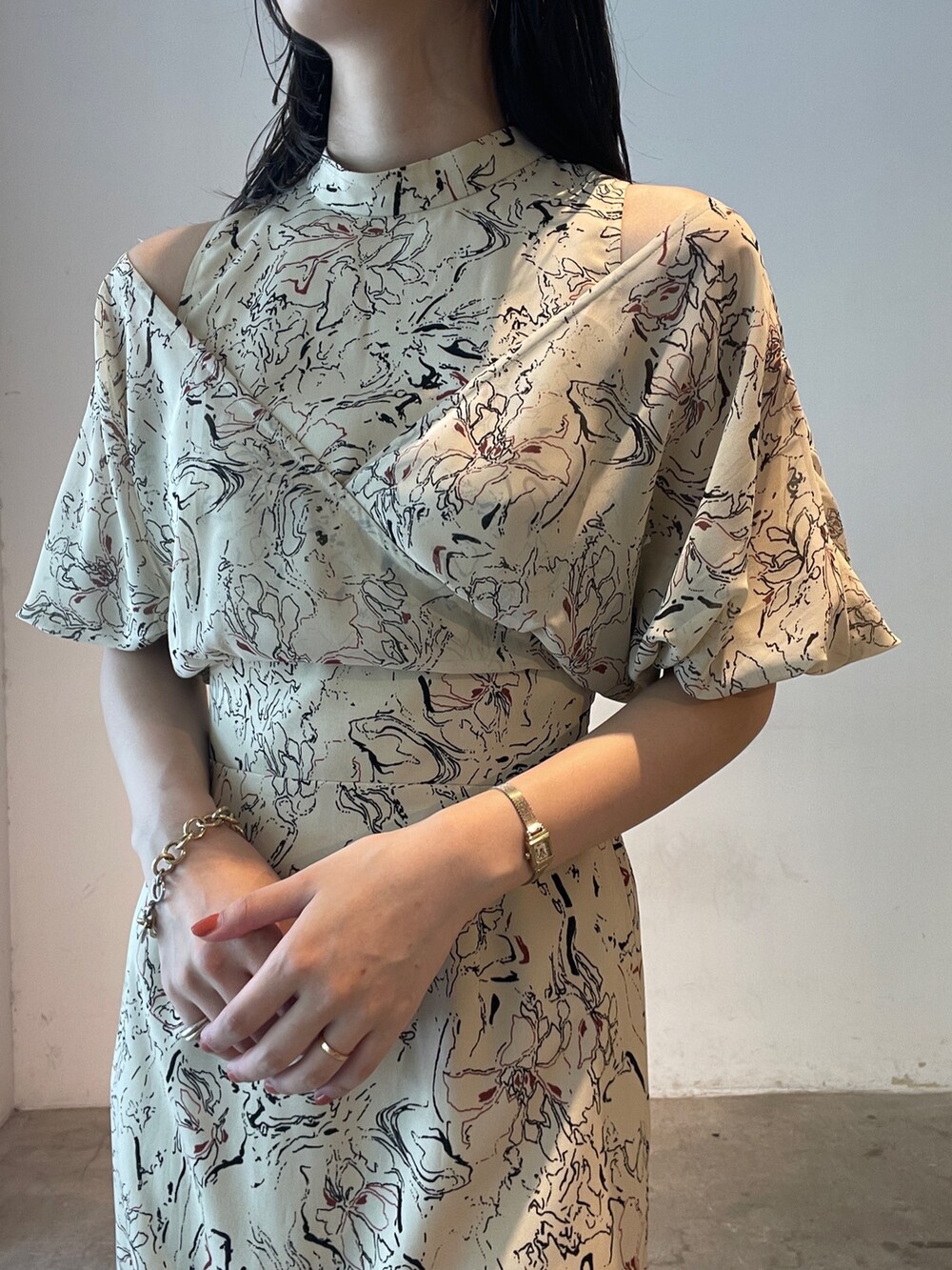 ベージュ系のワンピース、ベージュ系のサンダルを着用したレディースの夏コーディネートの8枚目の写真