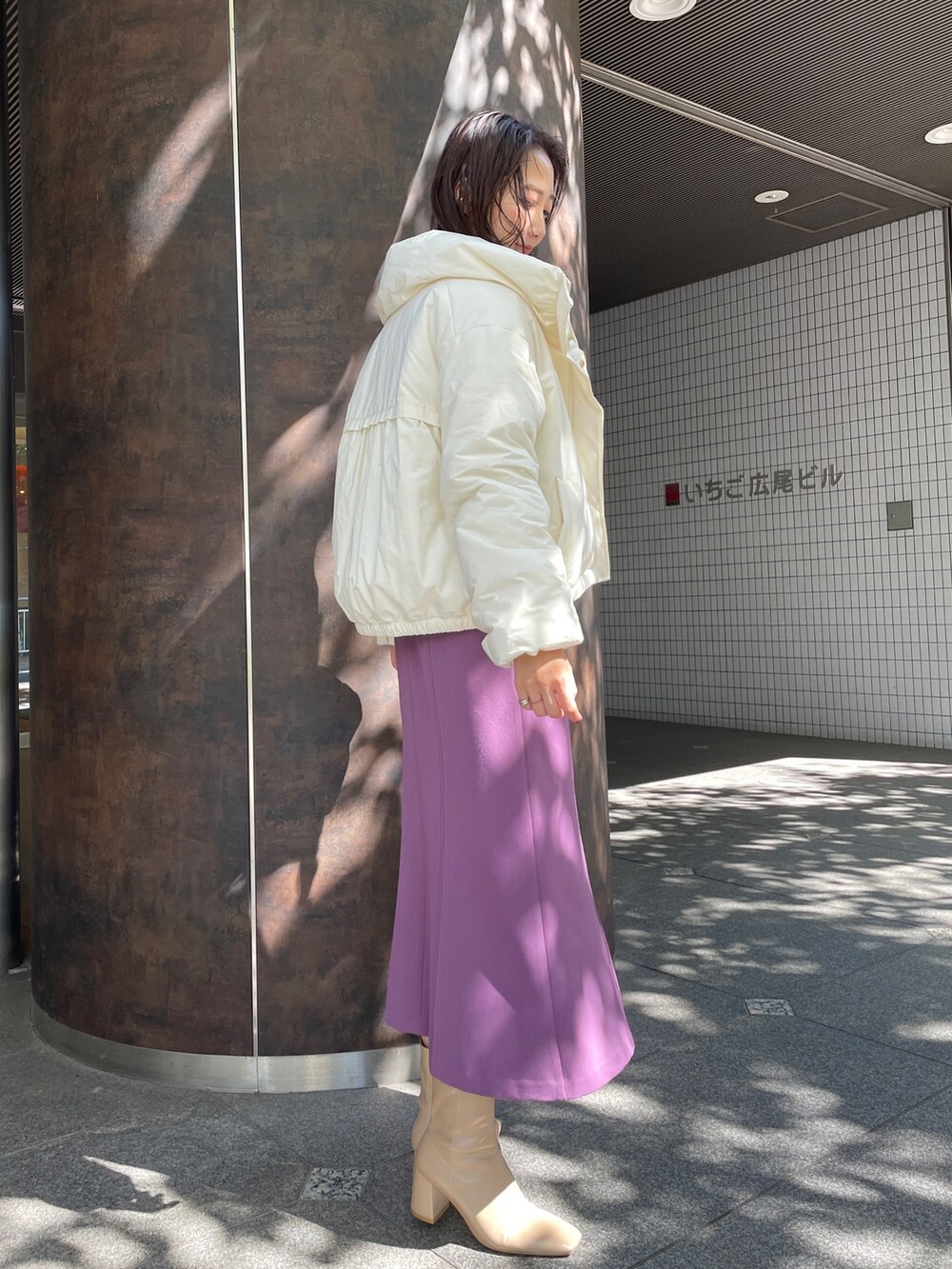 ベージュ系のブーツ、ホワイト系のニット/セーター、ホワイト系のダウンジャケット/コートを着用したレディースの秋コーディネートの3枚目の写真