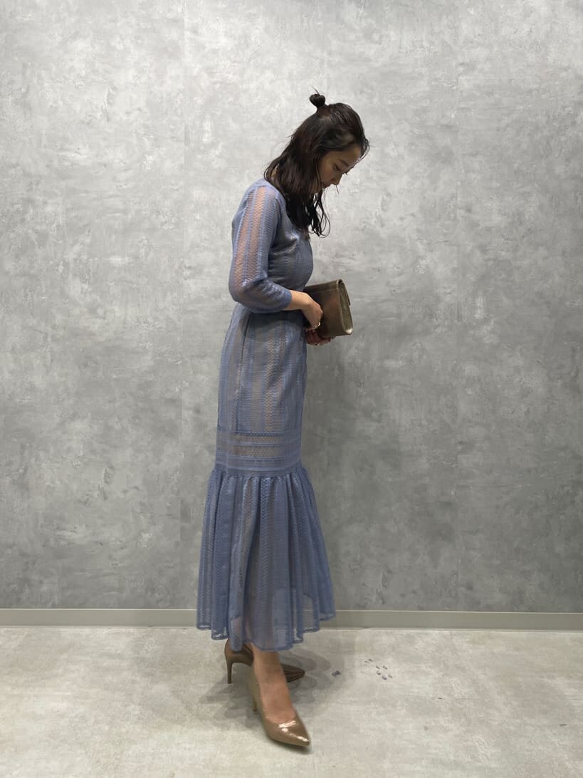 ゴールド系のパンプス、ゴールド系のクラッチバッグ、ブルー系のドレスを着用したレディースの夏コーディネートの5枚目の写真